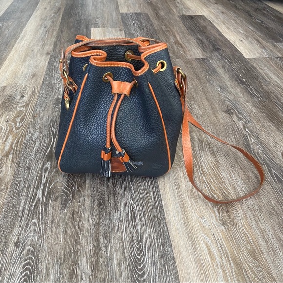 Dooney & Bourke Handbags - VINTAGE DOONEY & BOURKE Pebble bucket handbag